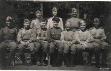 Май 1945. Минометная батарея 351 сп Чехословакия нас. пункт Тын (отец справа от командира)