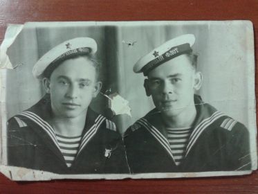 моряк Северного флота (на фото слева)