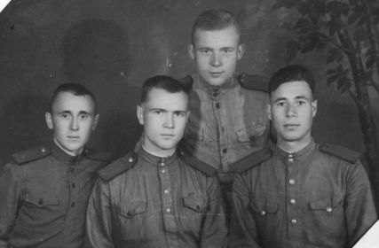 Мой отец, крайний справа, на фронте с друзьями. Имена друзей, к сожалению, не знаю.