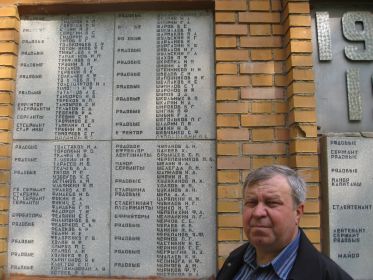 В 2015 году навестил деда (20-й сверху на правой верхней плите)