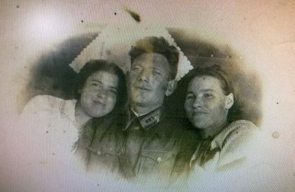 Катасонов Иван Григорьевич с сестрой и женой (Катасонова Татьяна Гавриловна - жена справа)