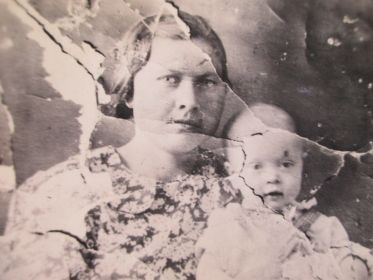 1940 год. Бабушка с сыном Аликом (умер в 1942 году)