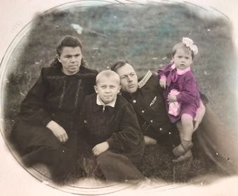 Семья: жена Мария, сын Владимир и дочь Ирина
