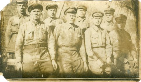 Сержант А. Ф. Савенко (во втором ряду второй справа) с однополчанами под Сталинградом, 1942 год