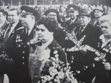 Прасковья Александровна Слонь в рядах ветеранов на параде в честь Победы в ВОВ, 1980-е годы