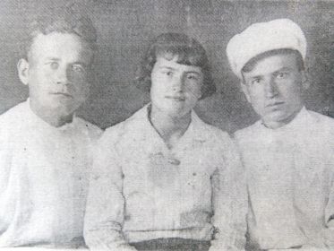 На фото мой дедушка (справа) с родной сестрой Екатериной.