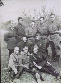 Личный состав бомбардировочного авиаполка в с.Глубокая, май 1942 г. (Качура В.И.-крайний слева)