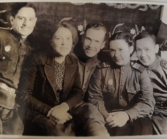 Евгений Георгиевич (крайний справа) со своими сослуживцами связистами