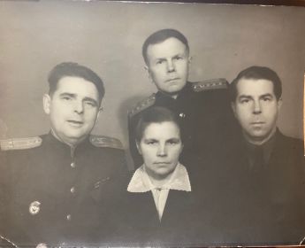 Справа - Н. К. Клеопин, слева - его младший брат Владимир (тоже воевал, был танкистом), внизу - сестра Евгения, сверху - брат Дмитрий.