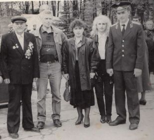 С сыном и внучками. 1996 год (последнее фото).