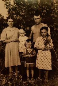 С женой Марией и дочерьми Лилией, Галиной и Людмилой