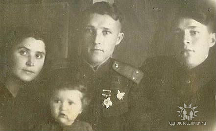 Фотография 1947 года. Бабушка, дед его однополчанин и моя мама.