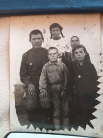 дедушка с бабушкой и 3 е (из 7-ми) детей