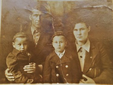 Семейное фото перед уходом на фронт &quot;июль 1941. Киселёвск&quot;