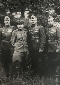 Загидуллин Салимулла (слева) с однополчанами перед Парадом Победы. Москва, 1945 г.