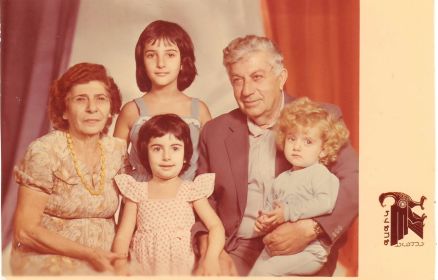 С женой и внучками, 1993 г.