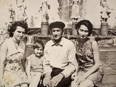 Кокшарских В.Е. с дочерью Галиной и внучкой Оксаной, племанницей Надеждой