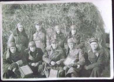 Личный состав бомбардировочного авиаполка в с.Гуково, 1942 г. (Качура В.И.-крайний слева в нижнем ряду))