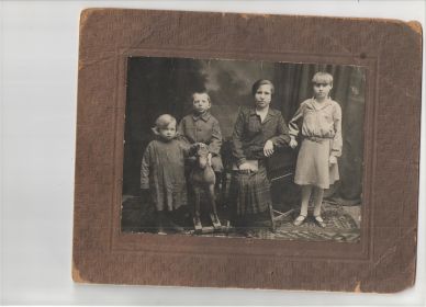 Бнатова Феоктиста Федотовна с детьми 1933г.