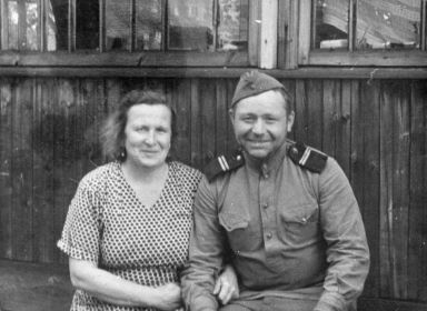 Андрей Огарков с женой Натальей Огарковой, которая защищала Ленинград. 1946 год