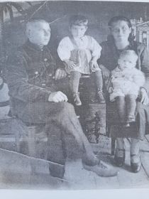 С семьёй в августе 1941 года