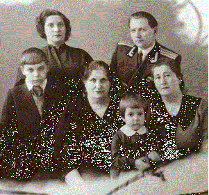 Семья (Юра, жена Ольга, мама жены - баба Аня (посредине), дочь Лариса, двоюродная сестра бабы Ани - баба Лида)