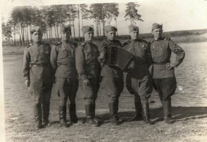 Артиллеристы 205 ап 106 вдд Тула 1949 год (отец слева от гармониста)