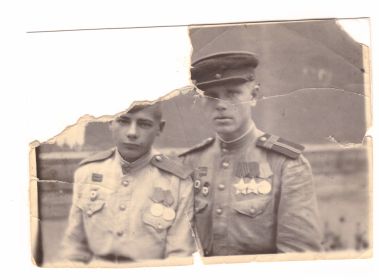 С однополчанином. Дащинский А.С. - справа. 3-ий Прибалтийский фронт, 1945 год