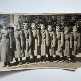 Здесь прадедушке 16 лет. Он второй слева. На обороте фотографии написано &quot;На память сестре Любе от брата Николая с армии&quot;.