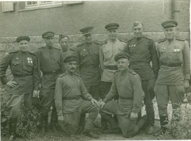 Сержант А. Ф. Савенко (во втором ряду второй слева) с однополчанами, Берлин, май 1945 года