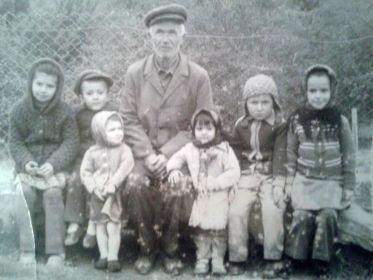 С внуками. 1982 г.