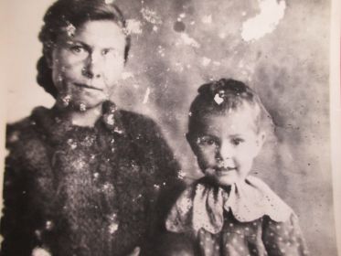 1950 год. Бабушка с мамой.