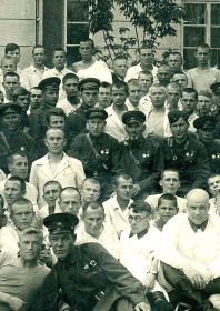Военный госпиталь в Тамбове.  Яблонский Станислав Андреевич сидит у ног С.А.Ковпака.