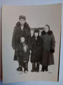 Семья Андрей Андреевича: жена Валентина, дочь Галина и сын Пётр. «1960»