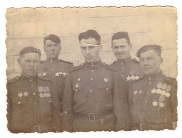 С однополчанами. Дащинский А.С. - крайний слева. 3-ий Прибалтийский фронт, март 1945 года