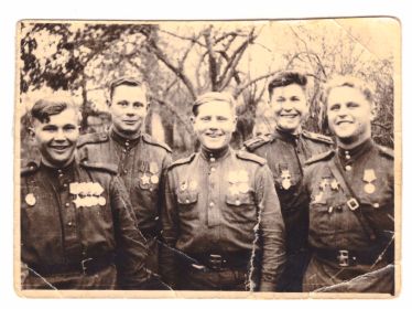 С однополчанами. Дащинский А.С. - в центре. 3-ий Прибалтийский фронт, август 1944 года