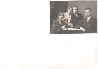 боец с женой и ее родными сестрами:Смирновой Екатериной Алексеевной и Комельковой Ниной Алексеевной