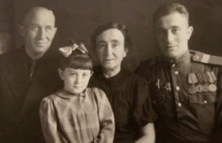 Тылевич Ефим Николаевич. Пришел солдат с войны: встреча с родителями Наумом Яковлевичем и Марией Семеновной, сестрой Розалией Наумовной, 1946 год