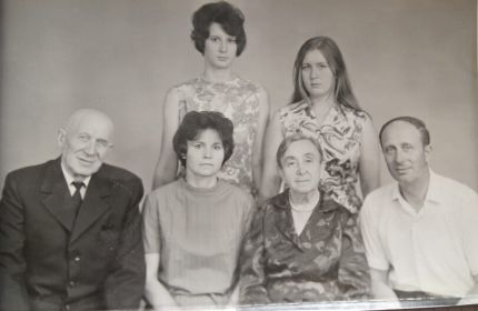 Тылевич Ефим Николаевич с родителями Наумом Яковлевичем и Марией Семеновной, супругой Ниной Ивановной, дочерьми Ларисой и Мариной, 1974 год