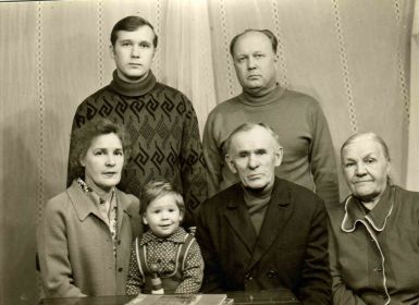 Семейное фото. Дед вернулся домой в 1945 г.после освобождения войсками Союзников.Работал плотником. Умер 26.12.1986 г. от аппендицита. На фото дочь,правнук, жен...