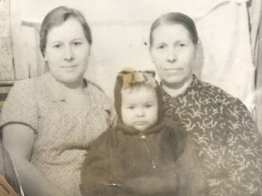 На фото молодая бабушка Фима с внученькой Иришей и дочерью Альбиной. 1960 год.