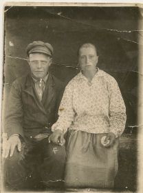 Со своей невестой (ФИО неизвестно) перед войной