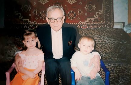 Ярослав с внуками Настя и Ярослав 2003г