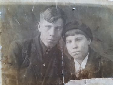 С младшей сестренкой