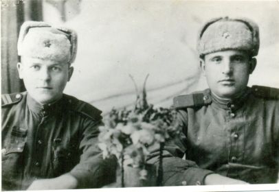 С боевым товарищем.