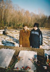 Мы с бабушкой - Сапаровой (в девичестве Харуниной) Людмилой Васильевной у братского захоронения на Всехсвятском кладбище города-героя Тулы. 2005 г.