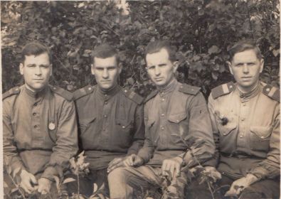 Предположительно 1944 год. Захар Михайлович на фото справа.