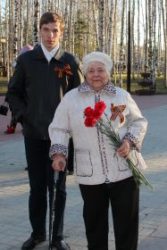 Дочь Вахрамеева Лариса и правнук Каданцев Дмитрий на возложении цветов. Мы помним! Мы гордимся!