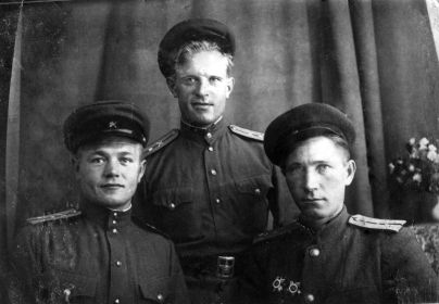 Кочергин Н.П. (второй справа) с боевыми товарищами