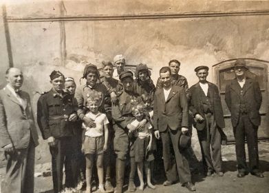 Фотография в день Отечества в городе Прага с чехами 16.06.1945